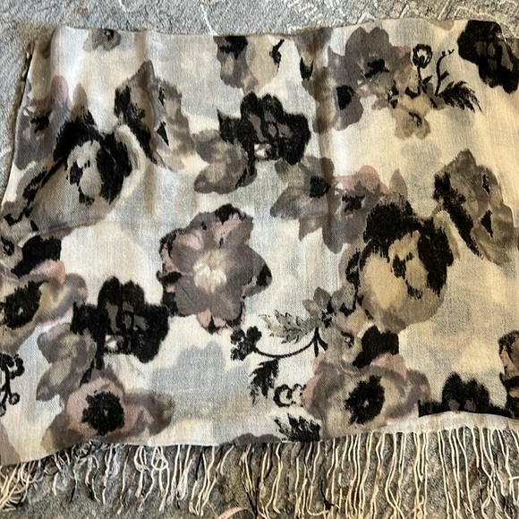 Lightweight Floral Fringe Scarf Bundle - Picture 6 of 7